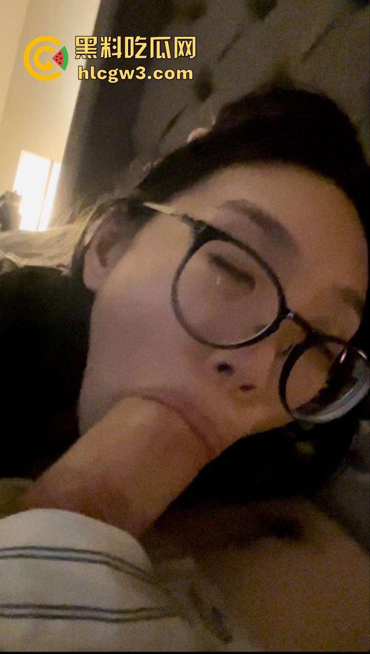 美国留学生眼镜反差婊【杰西】疯狂口爆巨根,满脸享受直呼洋人的屌最好吃!-6