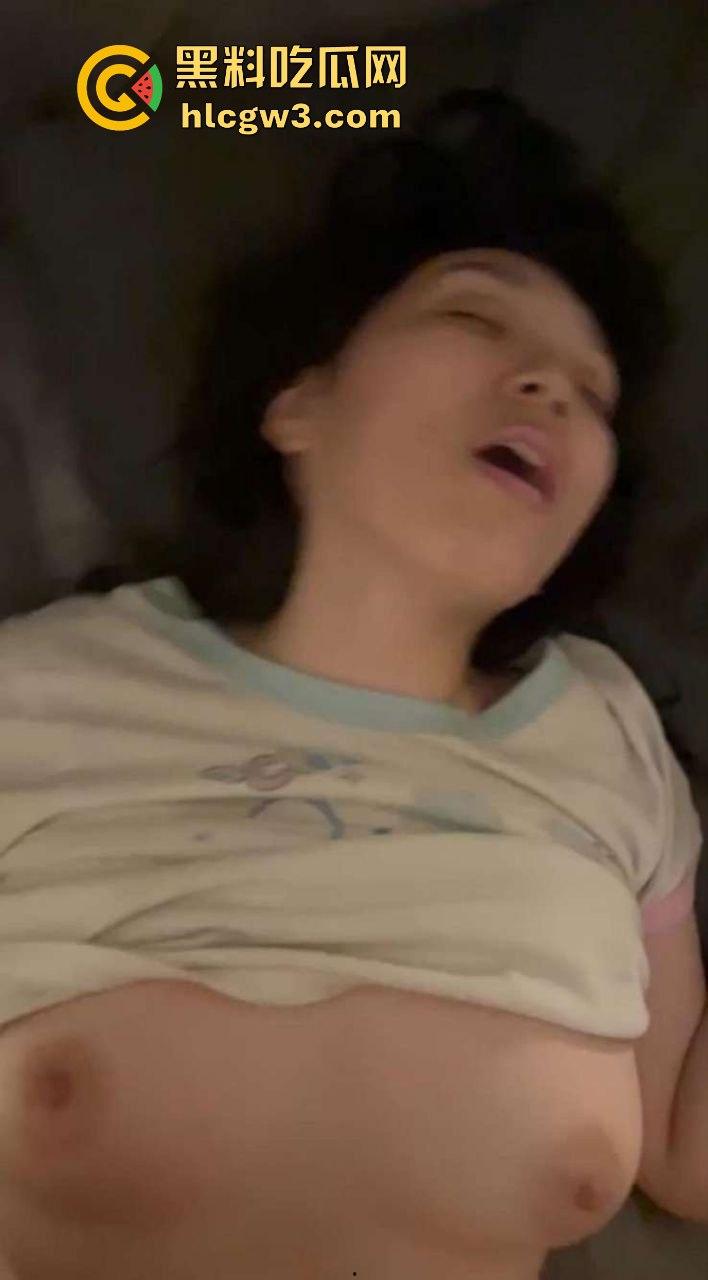 美国留学生眼镜反差婊【杰西】疯狂口爆巨根,满脸享受直呼洋人的屌最好吃!-7