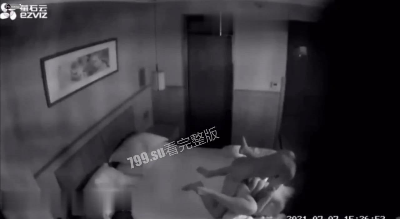 监控泄露 儿子房间强奸老妈 瘦小的身躯大力地冲击妈妈的花心-3