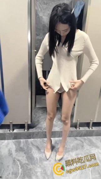 公厕4P换妻聚会,结婚多年的中年夫妻与发小换妻,寂寞母狗来不及去酒店,随便找个公厕就开操 !-1