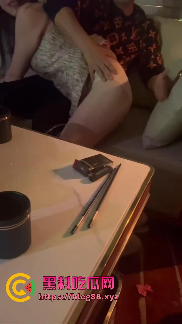 KTV操作指南,先验骚奶真伪,假货滚蛋真奶留下,玩不开快换下一浪蹄,摸得香唱得浪这才是该有的气氛!-2