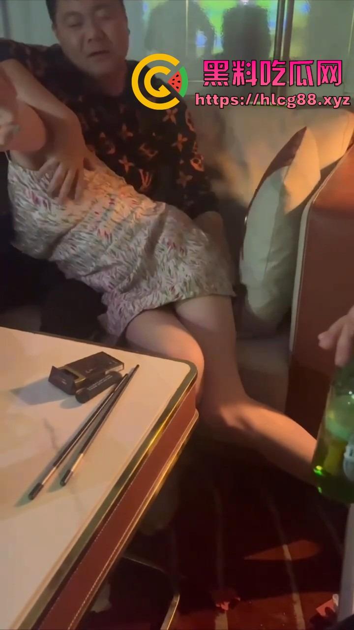 KTV操作指南,先验骚奶真伪,假货滚蛋真奶留下,玩不开快换下一浪蹄,摸得香唱得浪这才是该有的气氛!-5