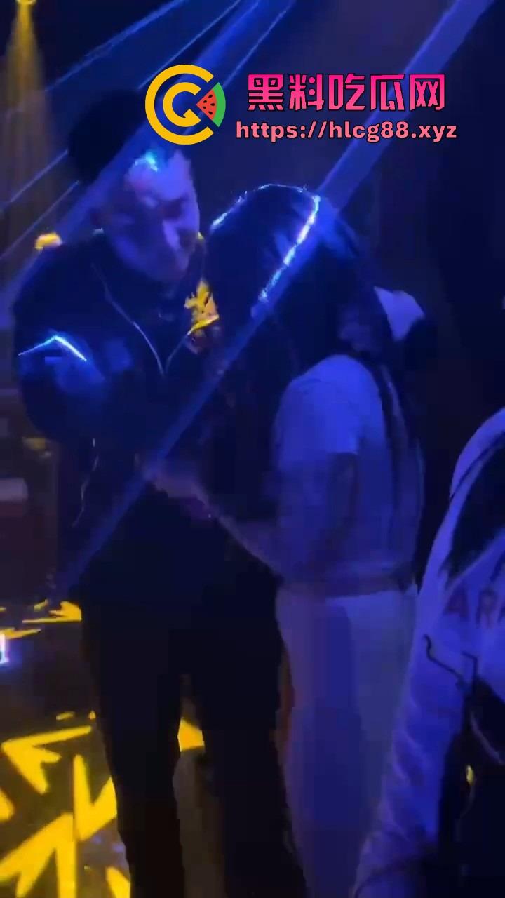 KTV操作指南,先验骚奶真伪,假货滚蛋真奶留下,玩不开快换下一浪蹄,摸得香唱得浪这才是该有的气氛!-9