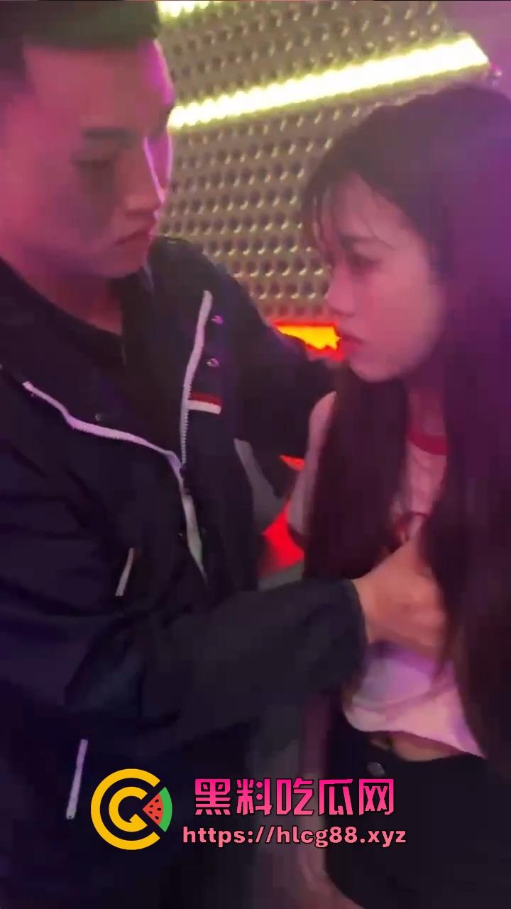 KTV操作指南,先验骚奶真伪,假货滚蛋真奶留下,玩不开快换下一浪蹄,摸得香唱得浪这才是该有的气氛!-11