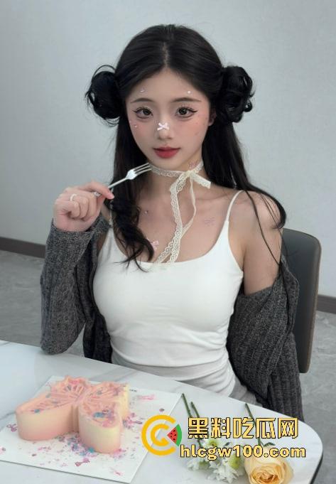 四川艺术职业学院学生妹【梁柳】火辣曝光,情趣套装脱衣裸舞定制,小穴粉嫩奶子挺拔,神级反差婊骚到极限!-8