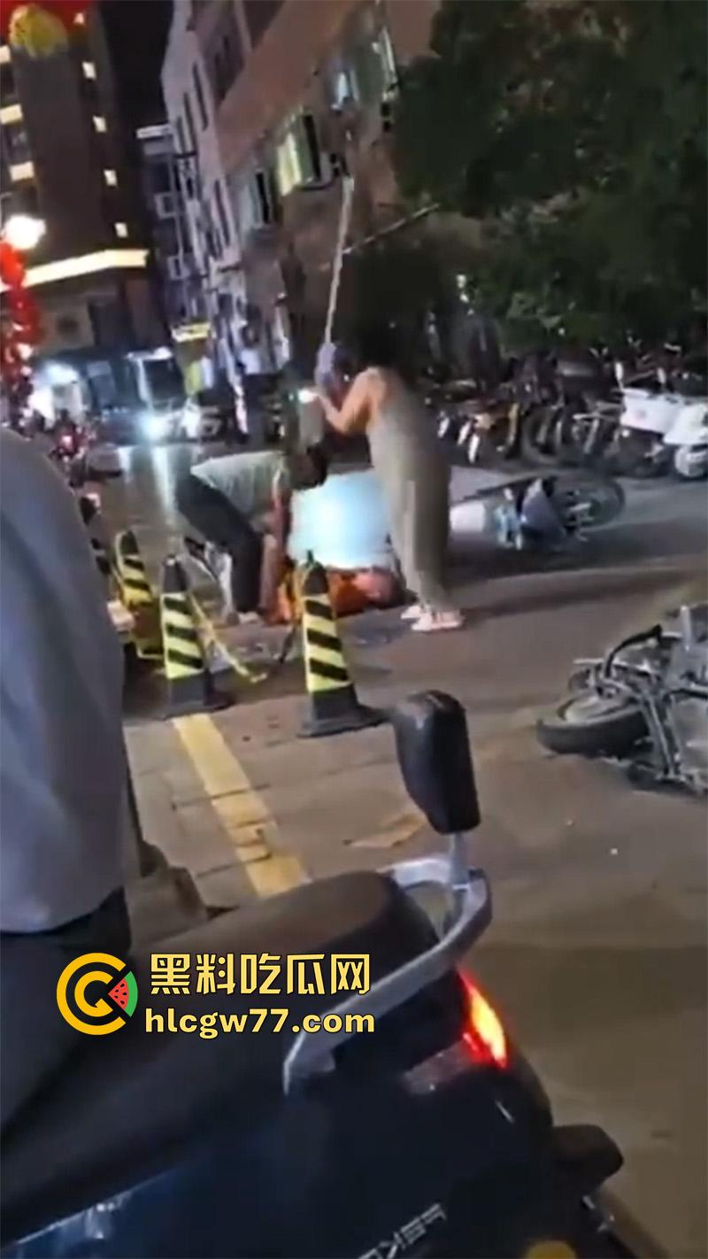 广东街头变态男同,当街撩骚别人老公,被骂起冲突后,竟然试图拉断别人命根子!-1