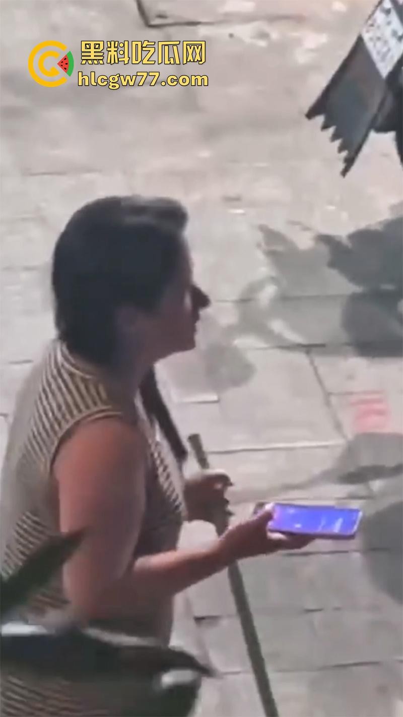广东街头变态男同,当街撩骚别人老公,被骂起冲突后,竟然试图拉断别人命根子!-2