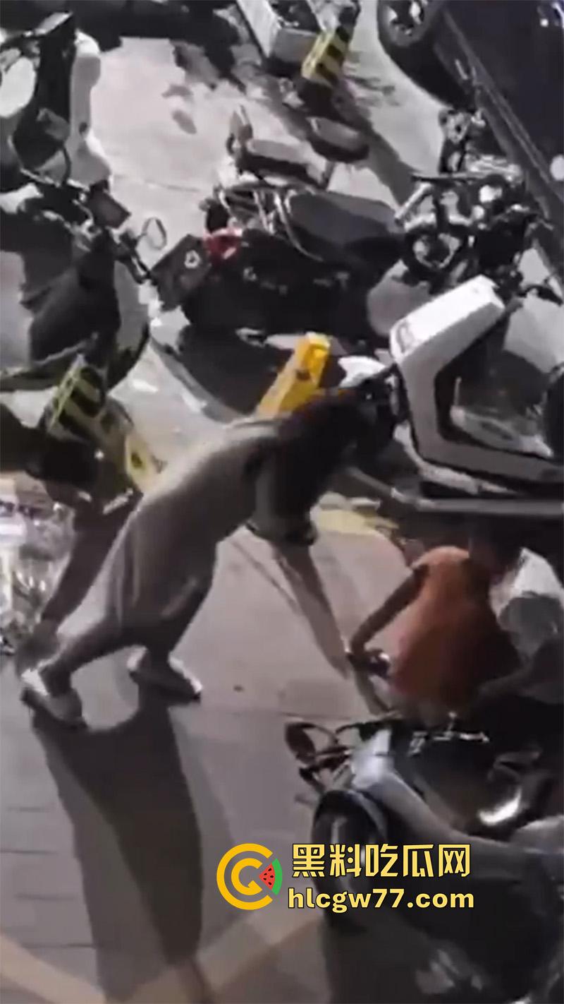 广东街头变态男同,当街撩骚别人老公,被骂起冲突后,竟然试图拉断别人命根子!-5