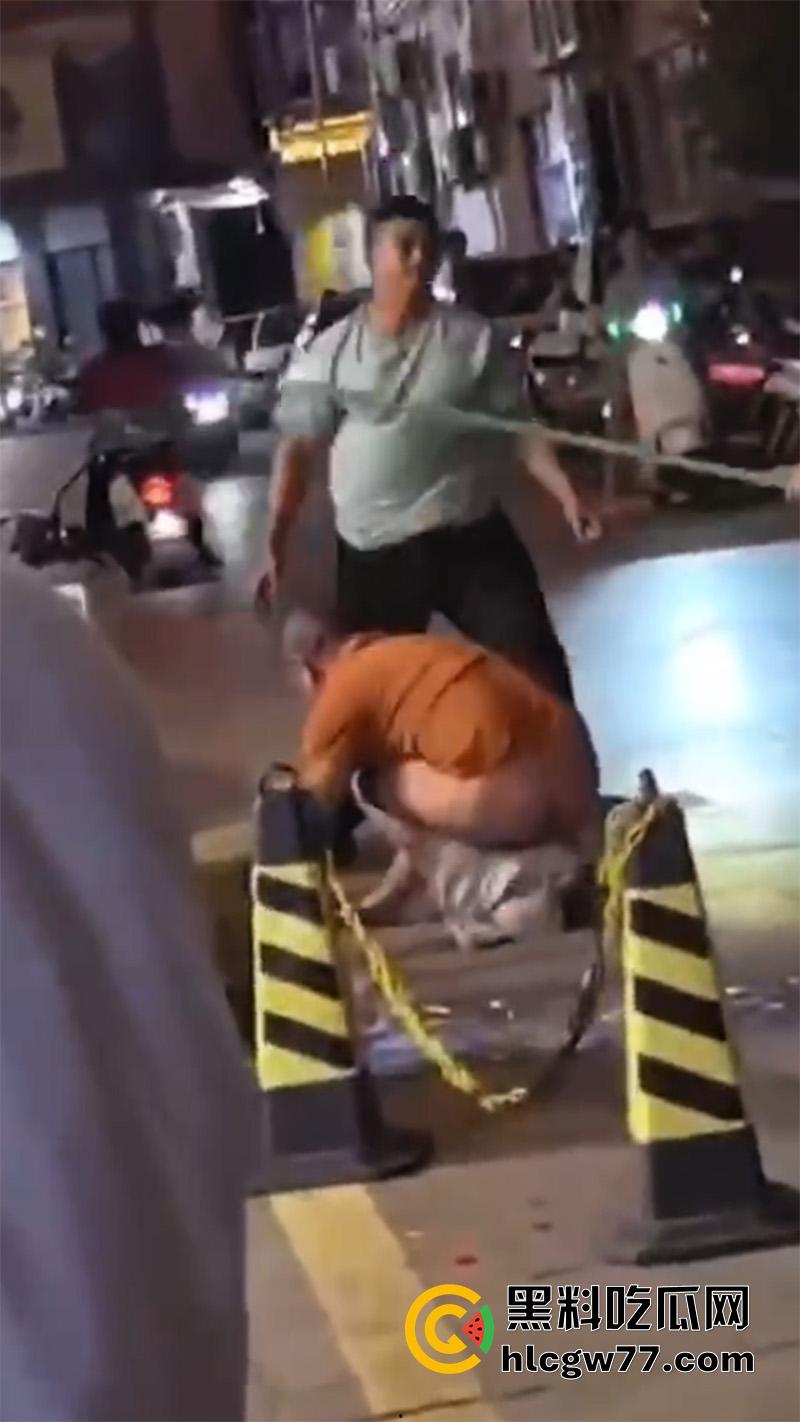 广东街头变态男同,当街撩骚别人老公,被骂起冲突后,竟然试图拉断别人命根子!-8
