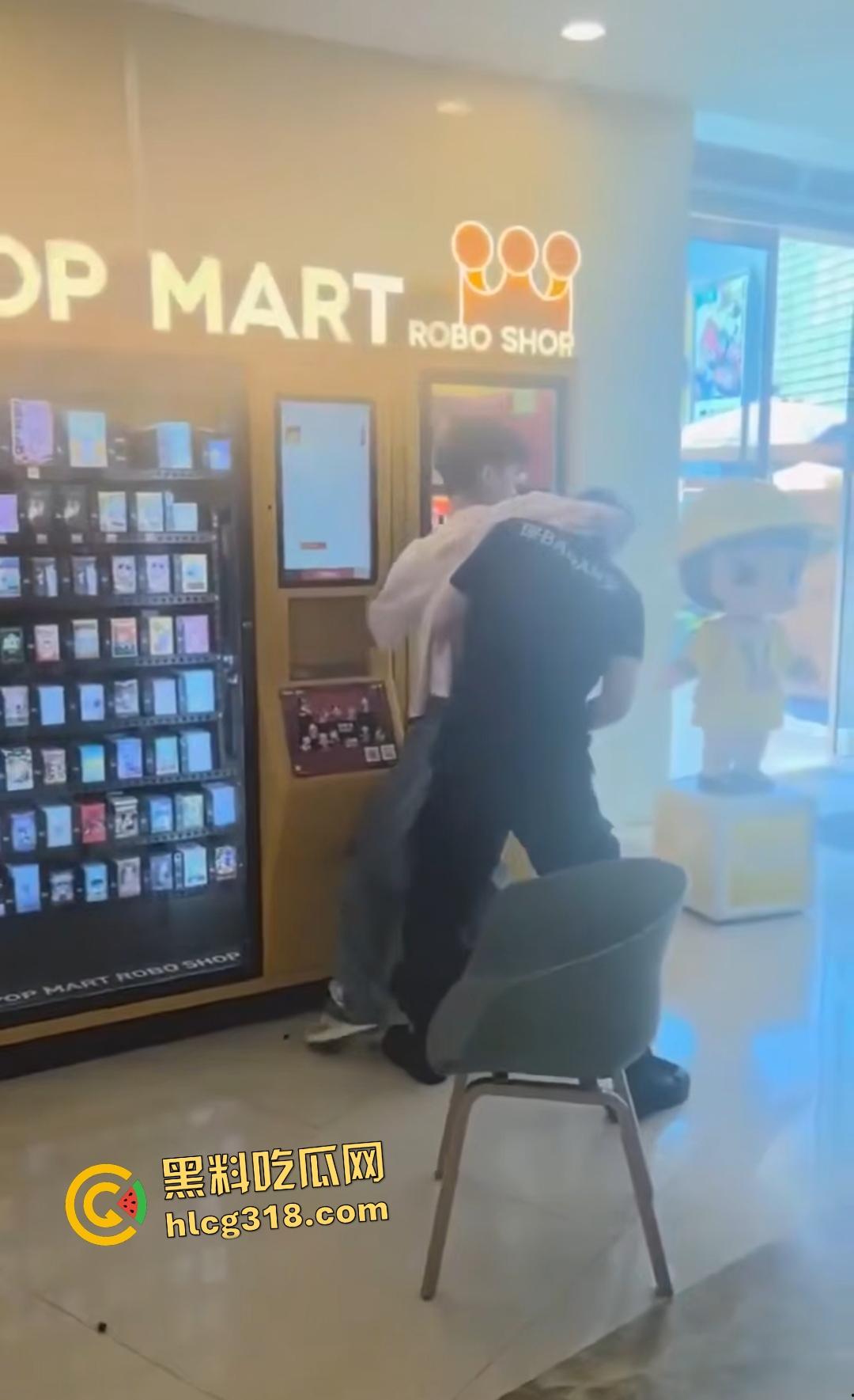 泡泡玛特抢购变脑残大乱斗!粉丝为盲盒挥拳打架,贩卖机前血拼火还有人拿锤子直接开箱!-1