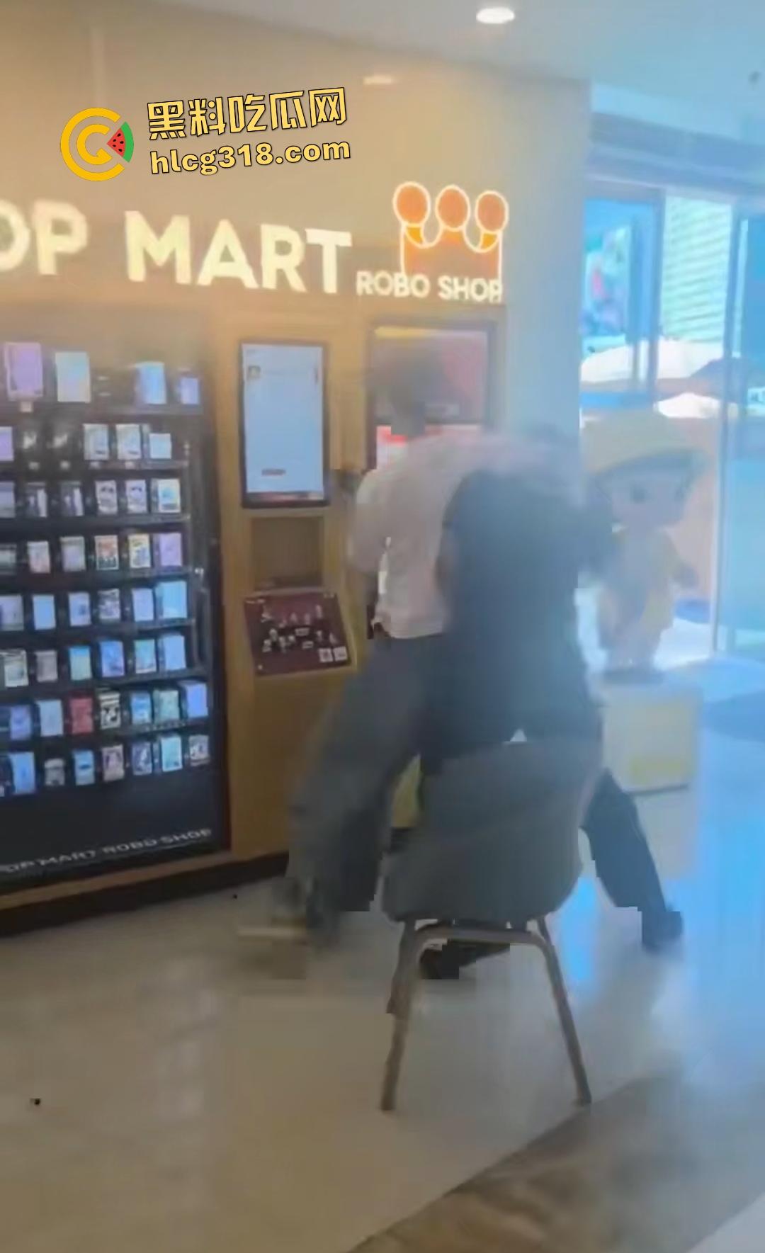 泡泡玛特抢购变脑残大乱斗!粉丝为盲盒挥拳打架,贩卖机前血拼火还有人拿锤子直接开箱!-2