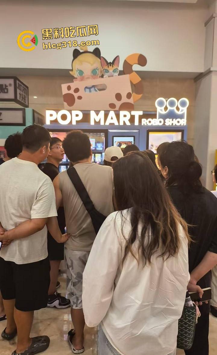 泡泡玛特抢购变脑残大乱斗!粉丝为盲盒挥拳打架,贩卖机前血拼火还有人拿锤子直接开箱!-3