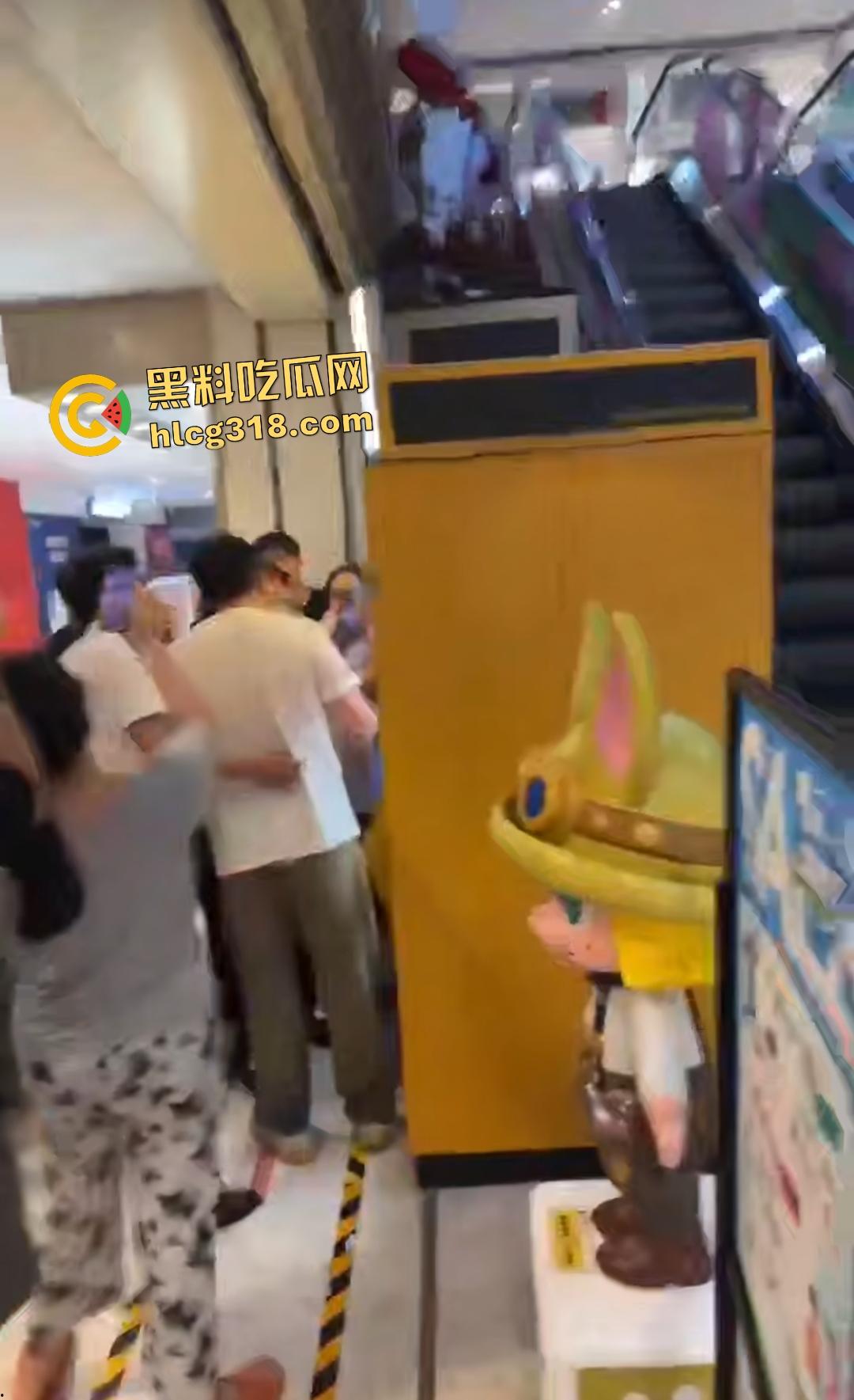 泡泡玛特抢购变脑残大乱斗!粉丝为盲盒挥拳打架,贩卖机前血拼火还有人拿锤子直接开箱!-4