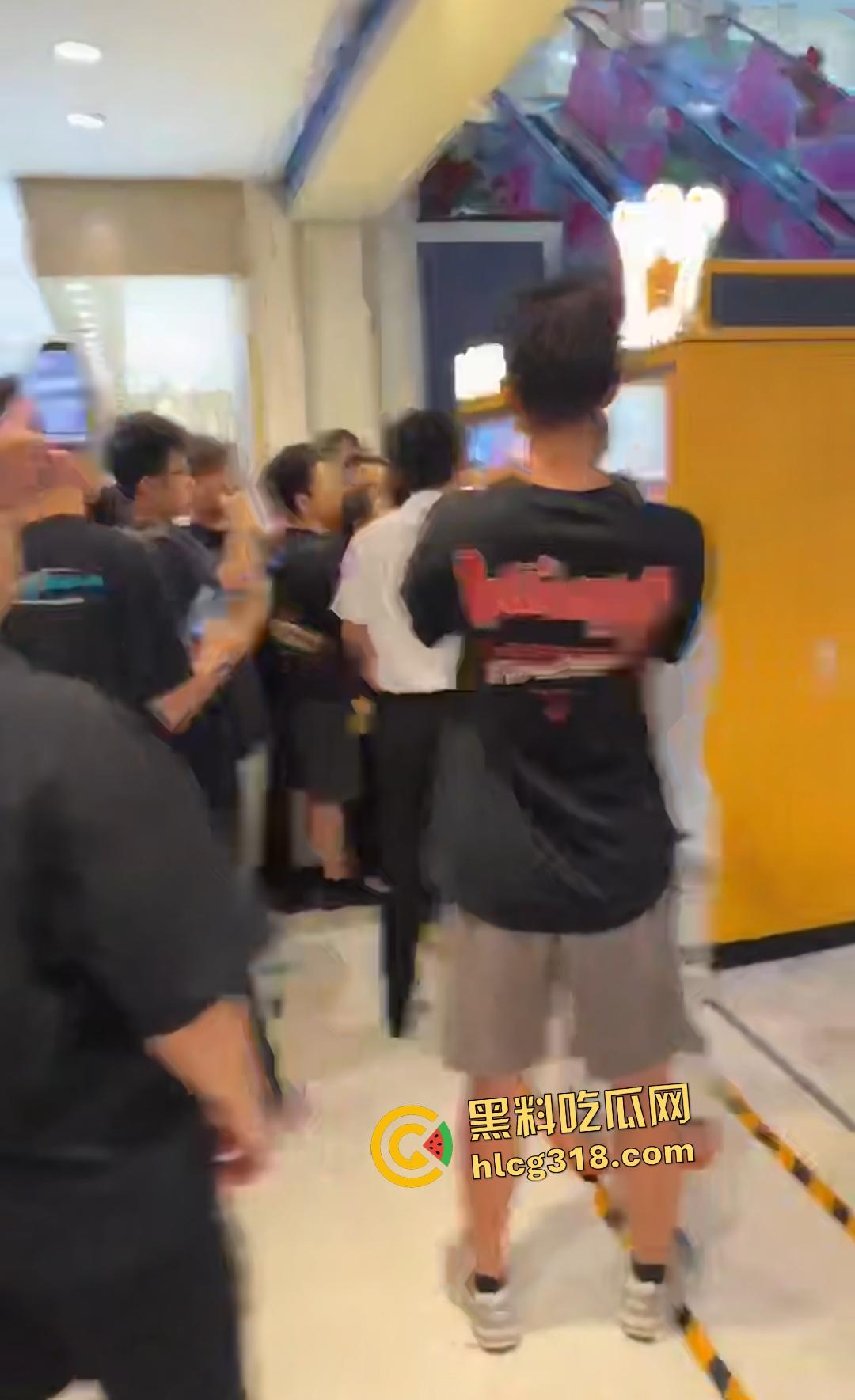 泡泡玛特抢购变脑残大乱斗!粉丝为盲盒挥拳打架,贩卖机前血拼火还有人拿锤子直接开箱!-5