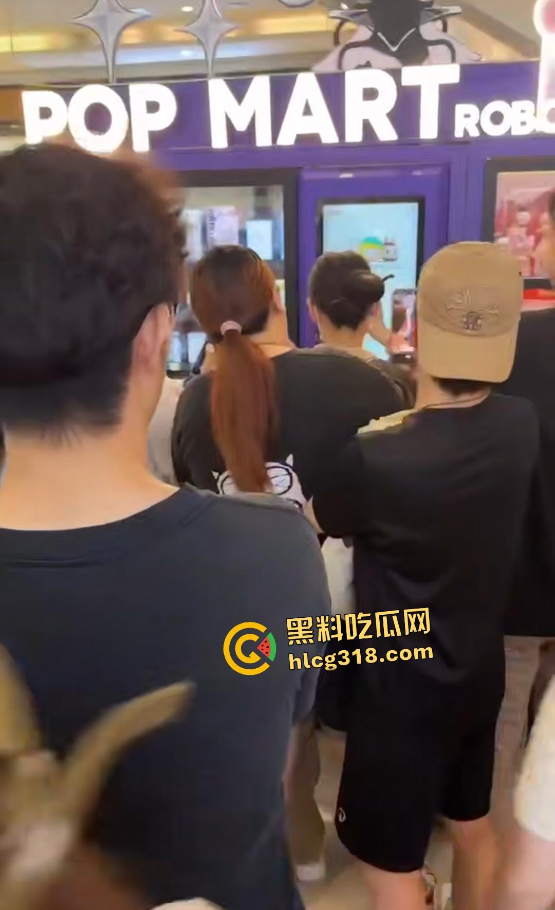 泡泡玛特抢购变脑残大乱斗!粉丝为盲盒挥拳打架,贩卖机前血拼火还有人拿锤子直接开箱!-7