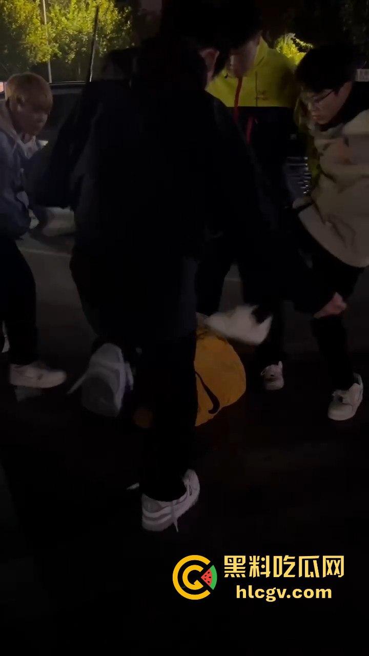 停车场上演钢管群殴！精神小伙围殴他人，结果双拳难敌四手被爆头倒地护头求饶！-2
