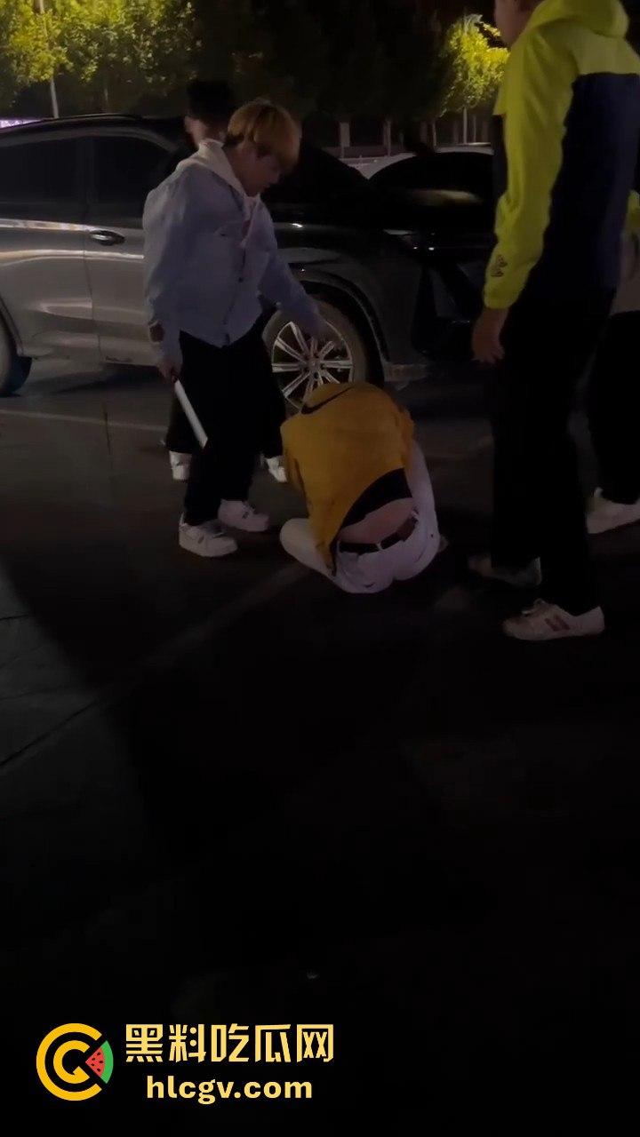 停车场上演钢管群殴！精神小伙围殴他人，结果双拳难敌四手被爆头倒地护头求饶！-8