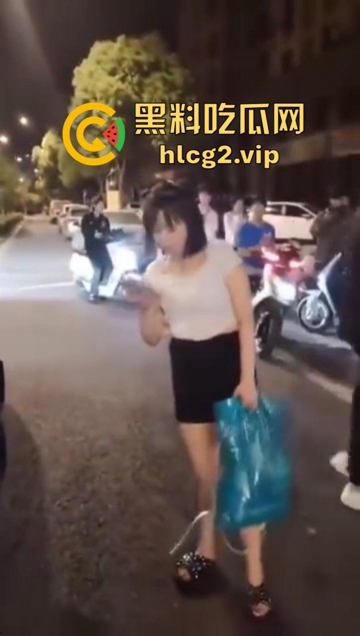 仙女病发作！街头撒泼自残还被嘲讽，出手打人踢飞自己，血压爆表的尴尬时刻！-1
