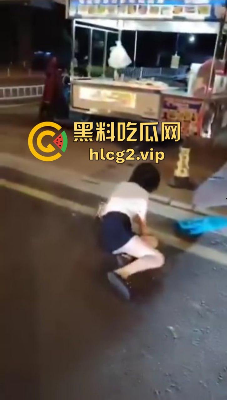仙女病发作！街头撒泼自残还被嘲讽，出手打人踢飞自己，血压爆表的尴尬时刻！-3