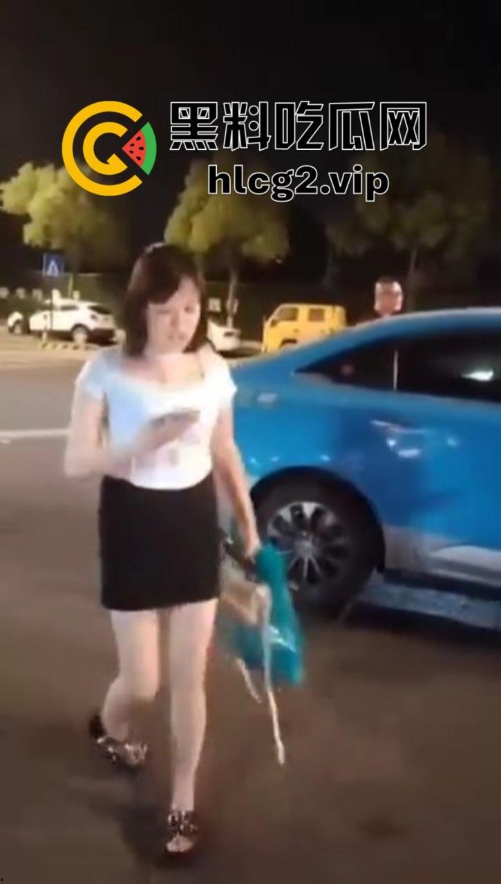 仙女病发作！街头撒泼自残还被嘲讽，出手打人踢飞自己，血压爆表的尴尬时刻！-11