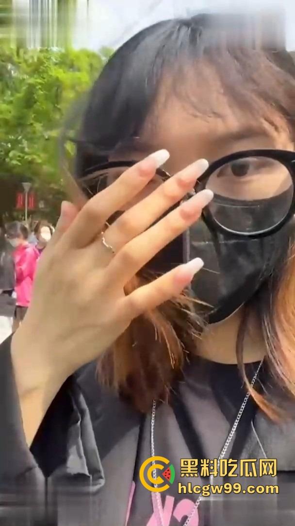 山西职校反差婊【樊亚娟】捂脸带眼镜装纯,摘了眼镜变骚母狗,馋鸡巴馋疯了!-1