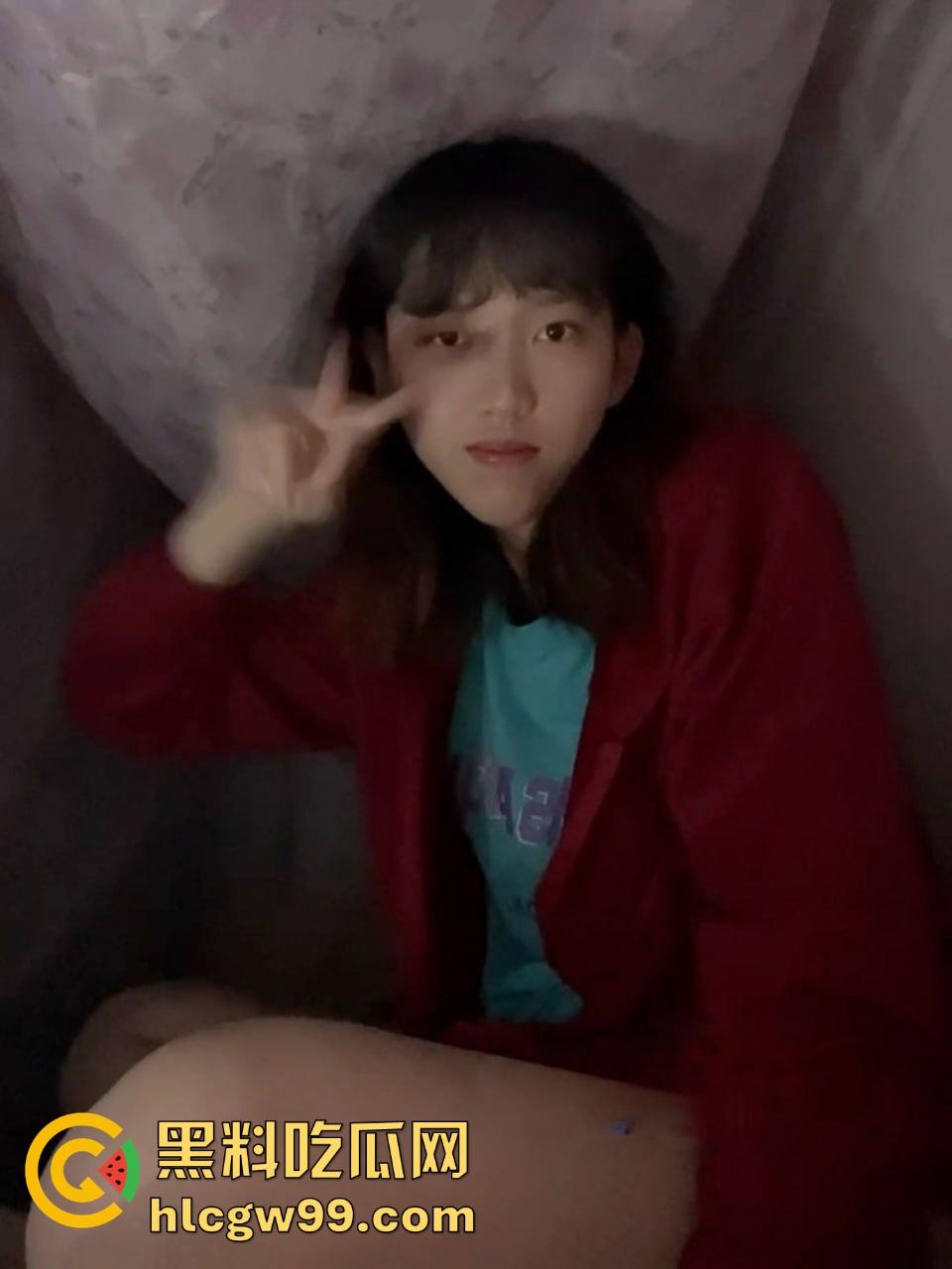 山西职校反差婊【樊亚娟】捂脸带眼镜装纯,摘了眼镜变骚母狗,馋鸡巴馋疯了!-3