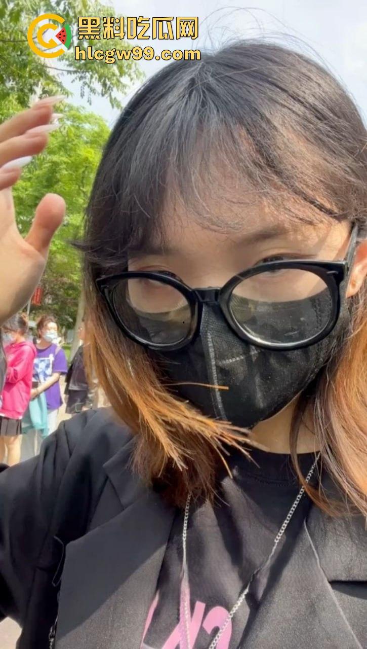 山西职校反差婊【樊亚娟】捂脸带眼镜装纯,摘了眼镜变骚母狗,馋鸡巴馋疯了!-4