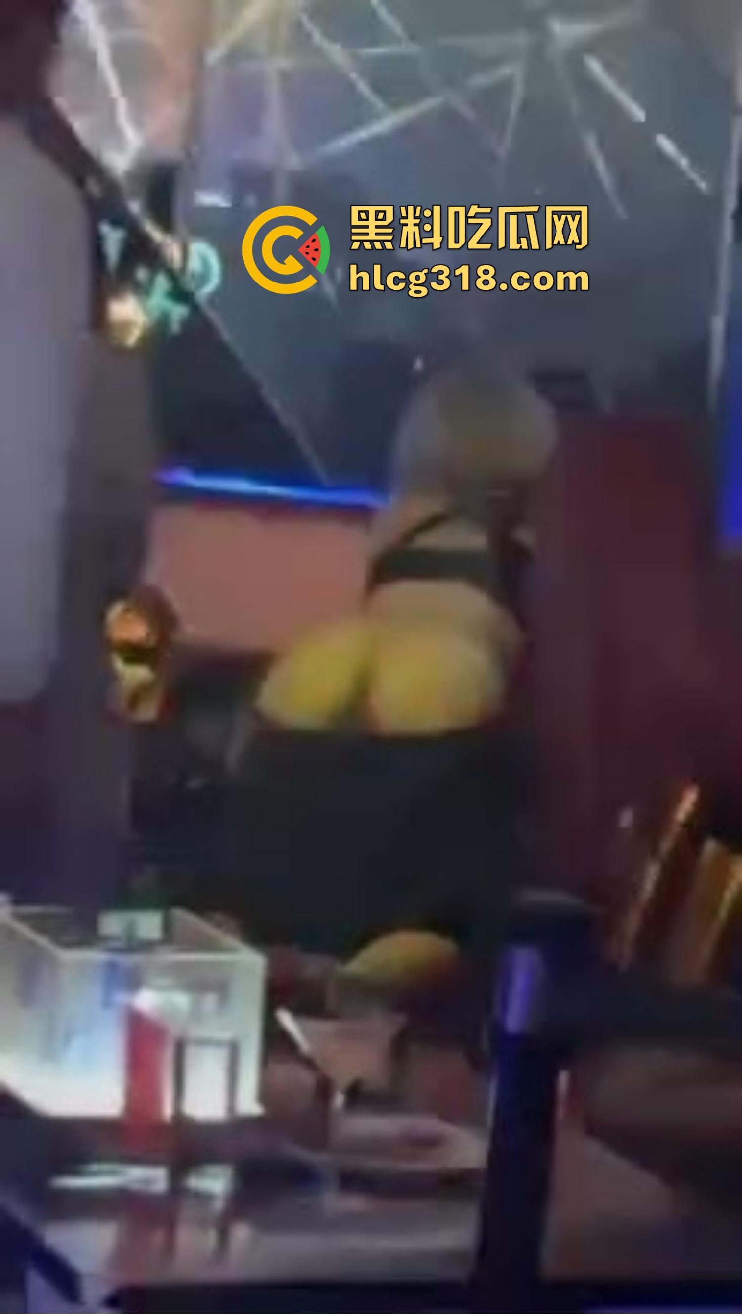 夜店不跳舞不喝酒,就爱舔奶子,骚女当众掀衣喂奶,男的舔得像喝汤,众人围拍像看活春宫!-1