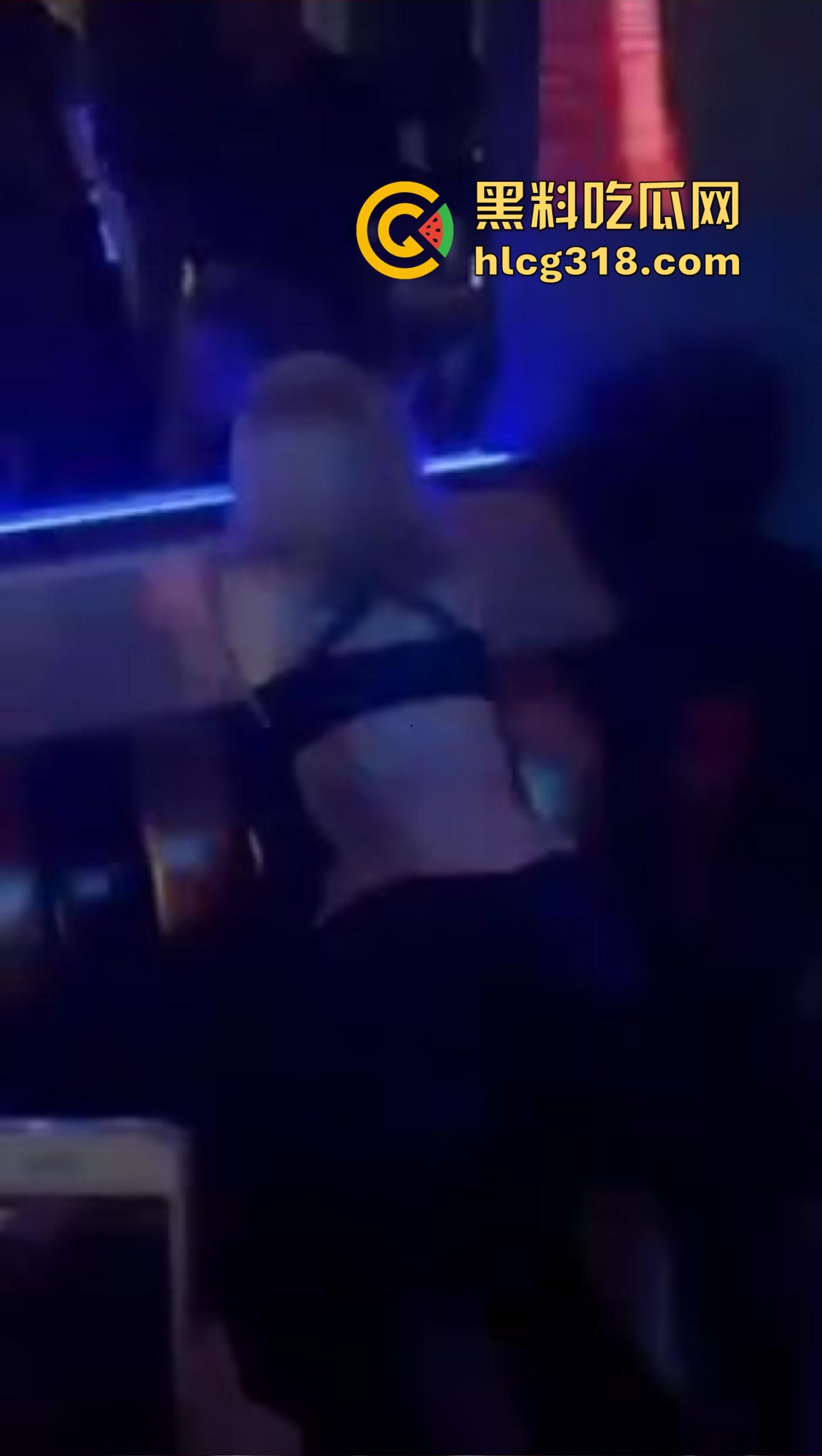 夜店不跳舞不喝酒,就爱舔奶子,骚女当众掀衣喂奶,男的舔得像喝汤,众人围拍像看活春宫!-2