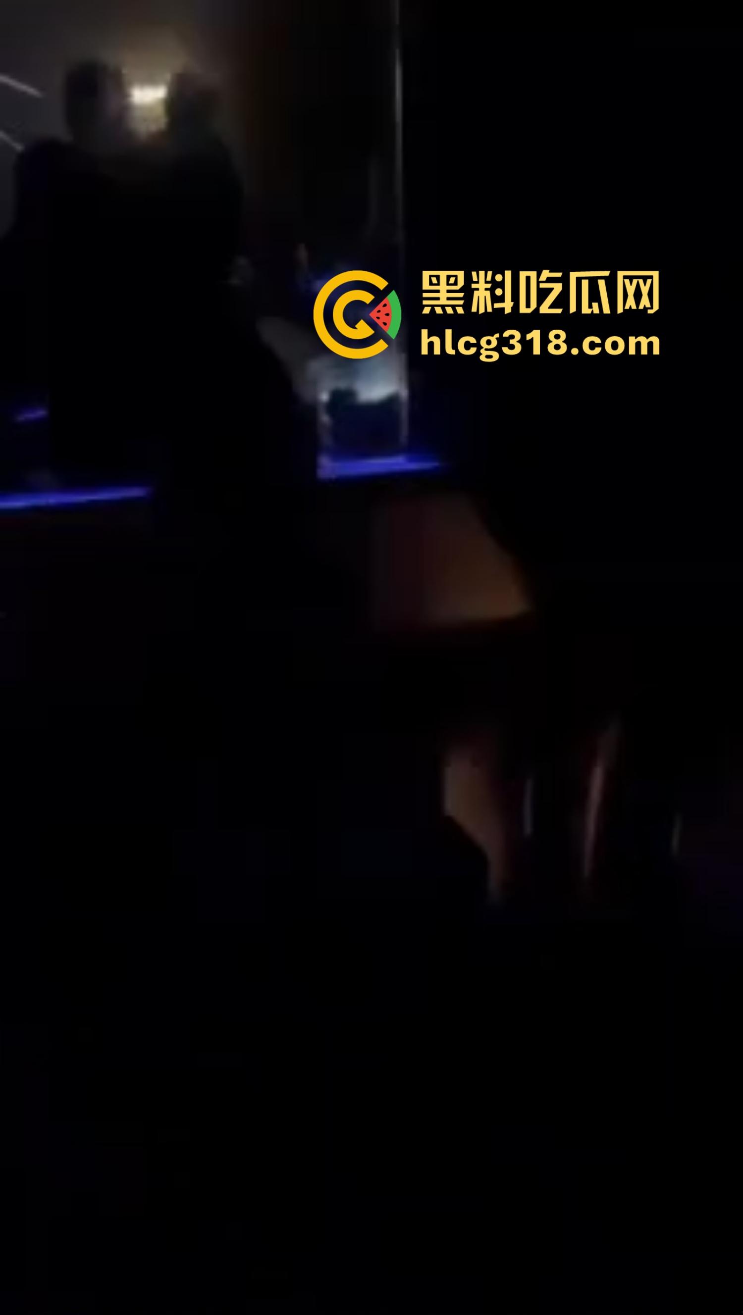 夜店不跳舞不喝酒,就爱舔奶子,骚女当众掀衣喂奶,男的舔得像喝汤,众人围拍像看活春宫!-4