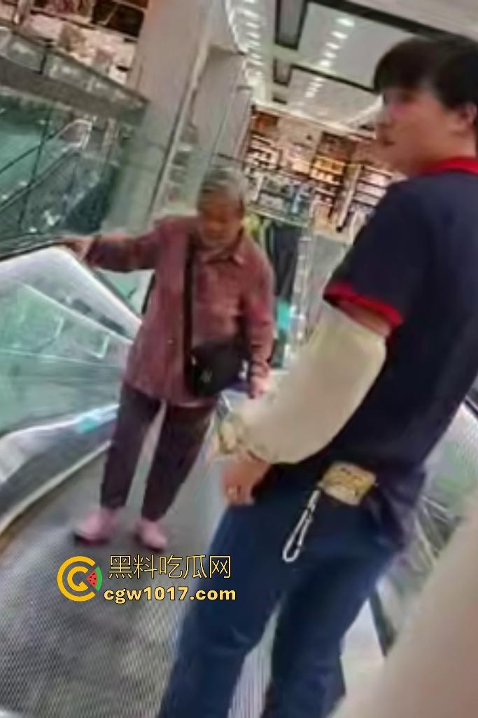 NPC大妈逆行走电梯,电梯向下她硬向上爬,逛一圈回来还在走,还要工作人员拉一把,没摔死就不错了!-5