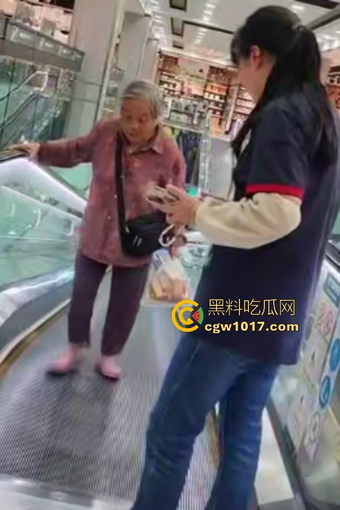 NPC大妈逆行走电梯,电梯向下她硬向上爬,逛一圈回来还在走,还要工作人员拉一把,没摔死就不错了!-6