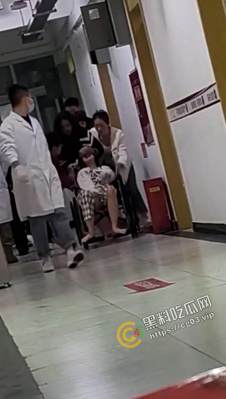 小仙女集美 在宿舍喝二锅头加青霉素 上头耍酒疯跳楼 吓坏辅导员 救护车都来了-3