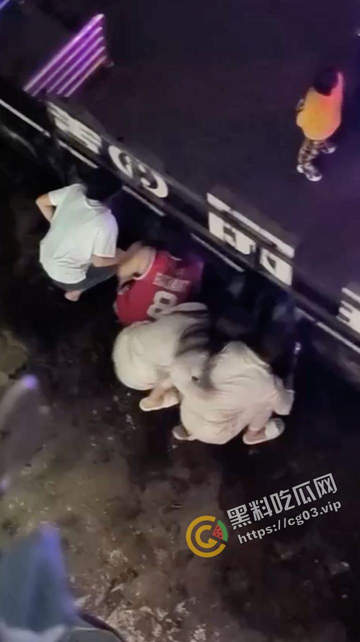 小仙女集美 在宿舍喝二锅头加青霉素 上头耍酒疯跳楼 吓坏辅导员 救护车都来了-4