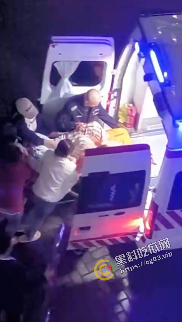 小仙女集美 在宿舍喝二锅头加青霉素 上头耍酒疯跳楼 吓坏辅导员 救护车都来了-6