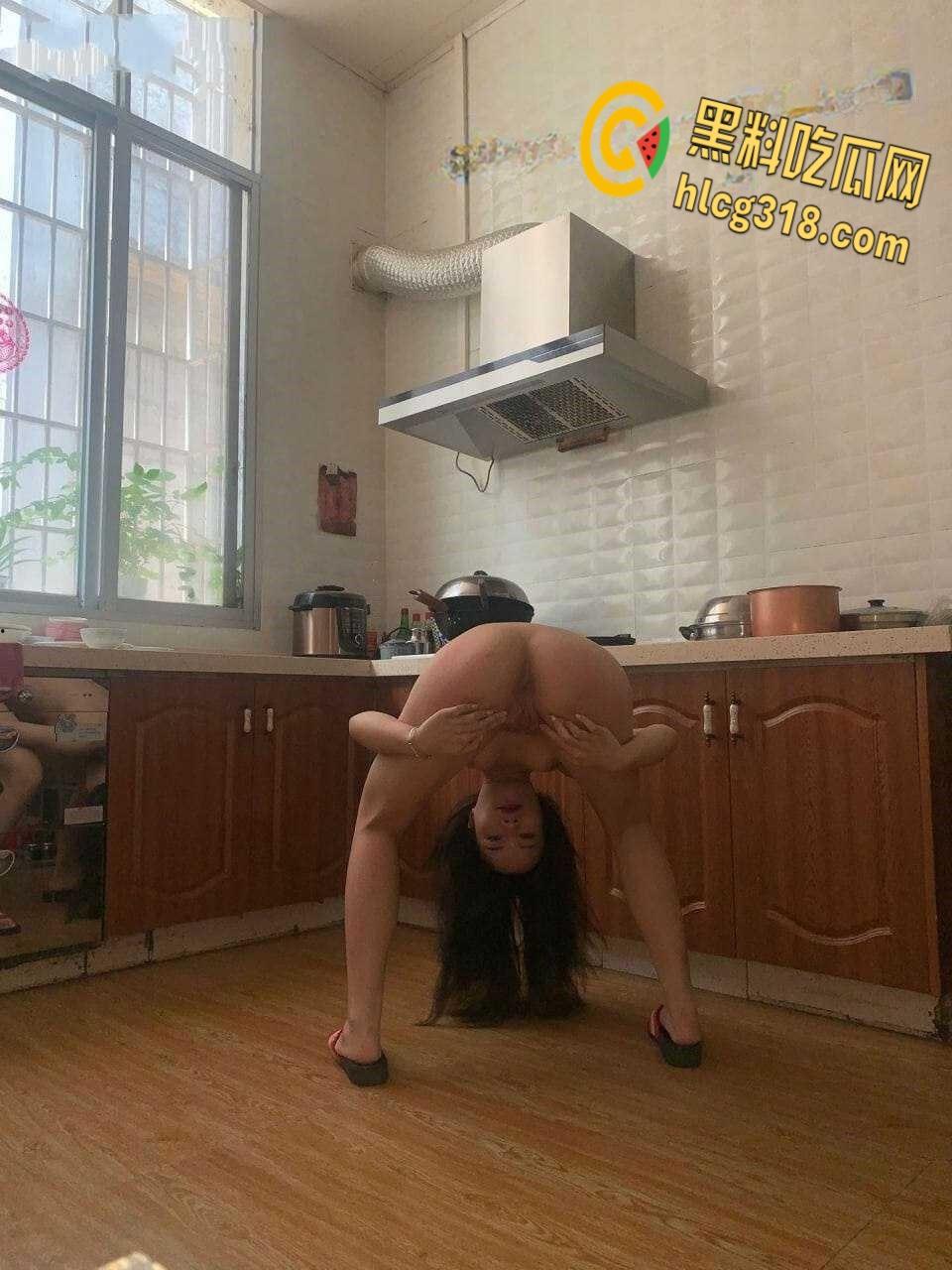 喜爱健身的小姐姐居家自拍,户外露出倒立自慰健身,不是目的为了拿多姿多彩的性运动!-7