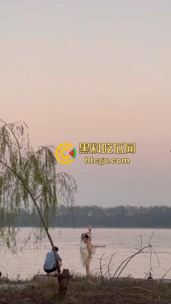 骚气人妻湖边写真骚到冒泡!穿薄纱大劈一字马,这骚架势把路人都看傻了,怪不得老公快秃了!-3