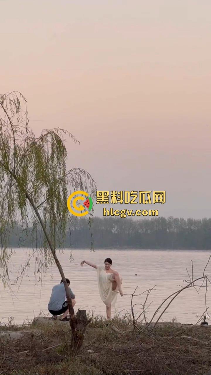 骚气人妻湖边写真骚到冒泡!穿薄纱大劈一字马,这骚架势把路人都看傻了,怪不得老公快秃了!-9