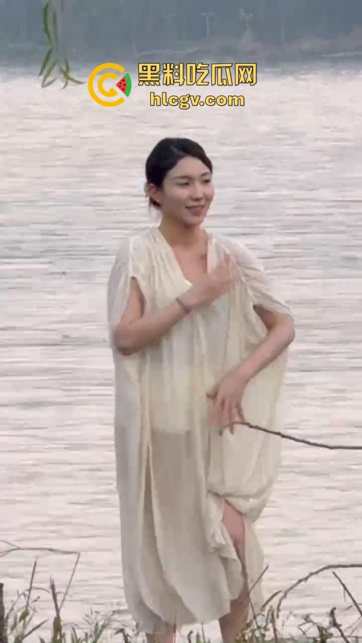 骚气人妻湖边写真骚到冒泡!穿薄纱大劈一字马,这骚架势把路人都看傻了,怪不得老公快秃了!-10
