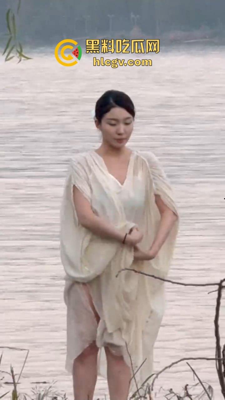 骚气人妻湖边写真骚到冒泡!穿薄纱大劈一字马,这骚架势把路人都看傻了,怪不得老公快秃了!-13