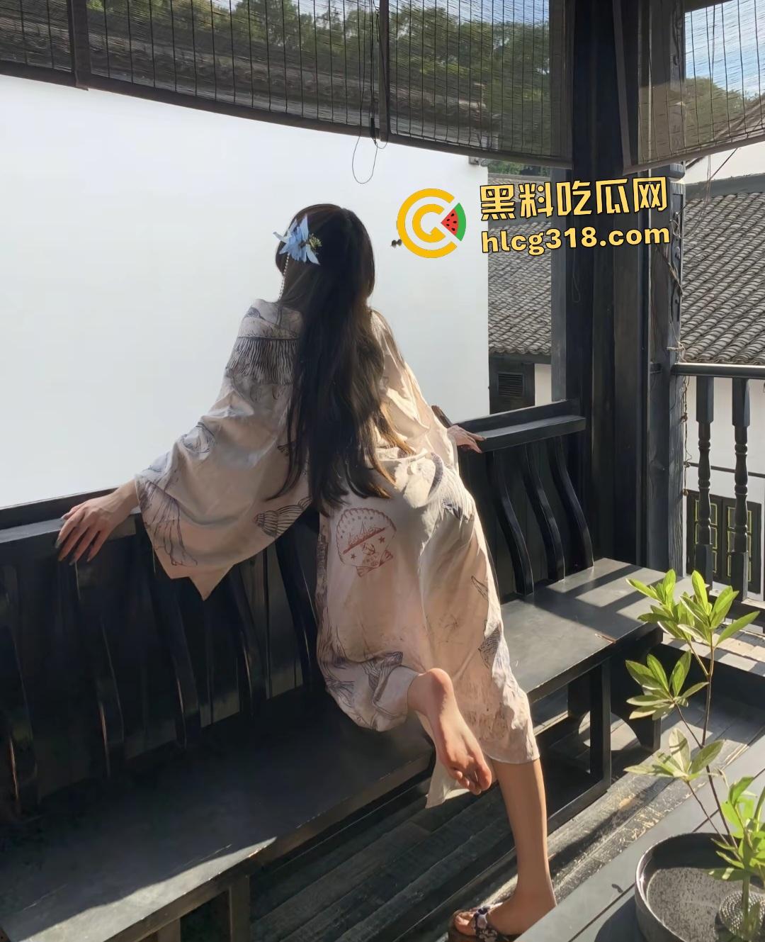 抖音【天才蕉蕉子】拍摄片场遭好大哥掌掴臀部红肿，还被强按头吞茎，这要是被粉丝知道不得心疼死？-4