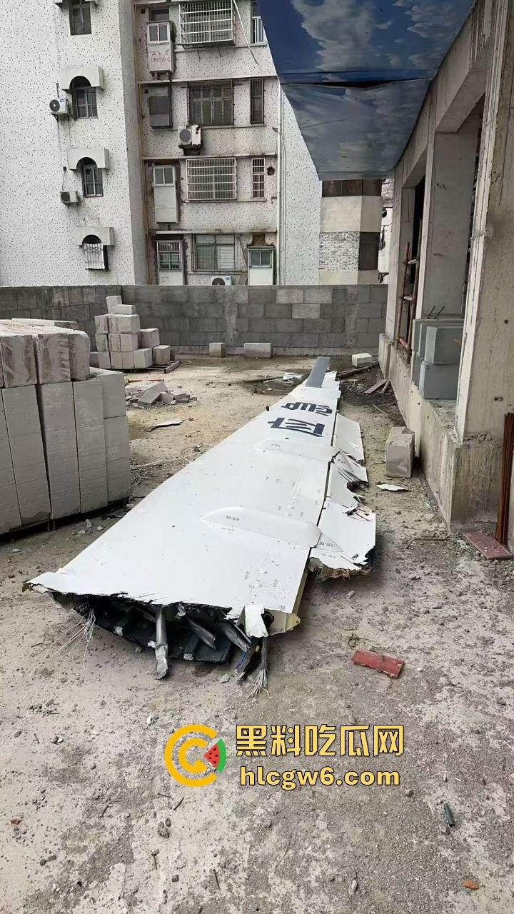 无人机大闹荆州奥体中心，飞行器自作主张冲向构筑物，伤者急救中 飞行员估计没上过航校？-2