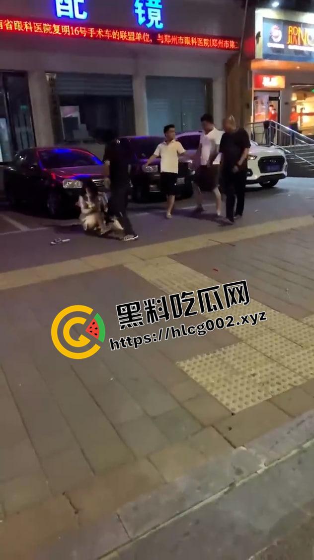 河南许昌建设路大型捉奸现场 上百人围观小三大战原配 前排吃瓜!-1