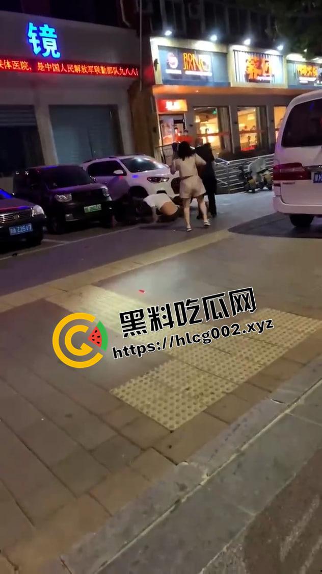 河南许昌建设路大型捉奸现场 上百人围观小三大战原配 前排吃瓜!-2