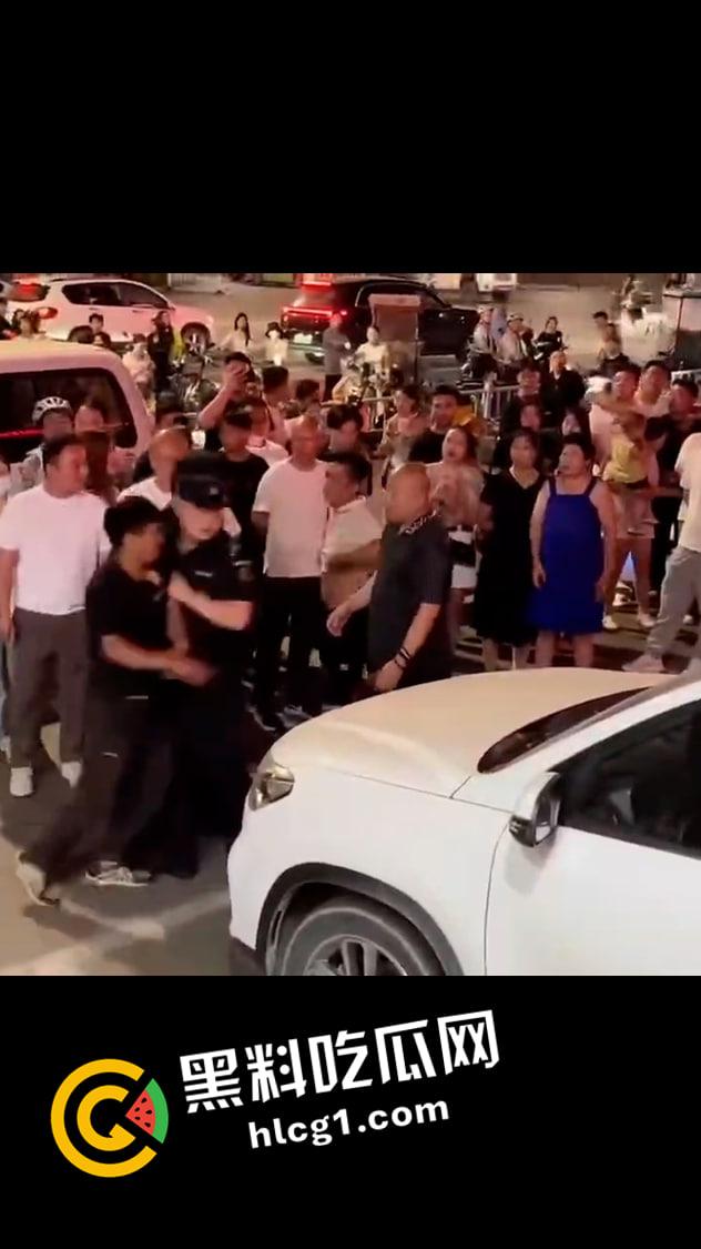 河南许昌建设路大型捉奸现场 上百人围观小三大战原配 前排吃瓜!-4