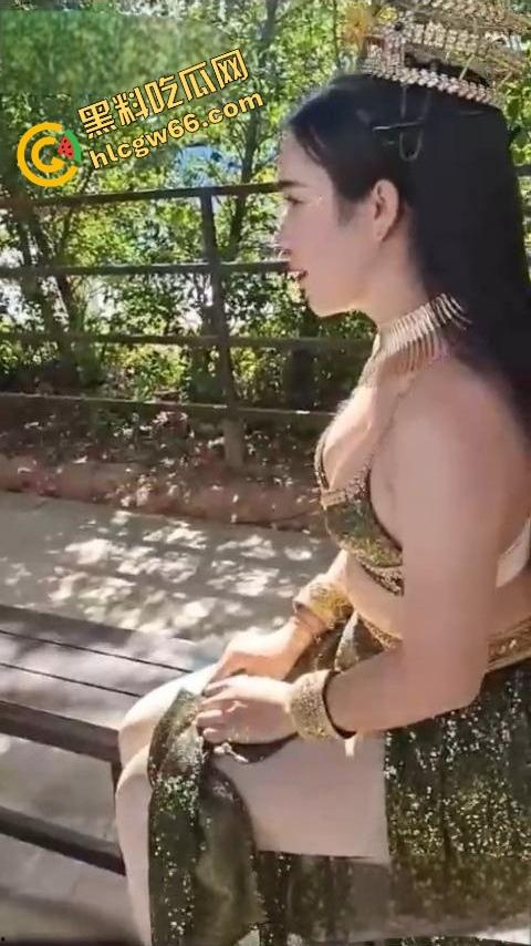 中国大爷街头撩人妖乱摸,乳大骚骚揉上瘾,结果鸡巴比自己还大,伸手一摸居然是吊炸天的霸王屌!-10