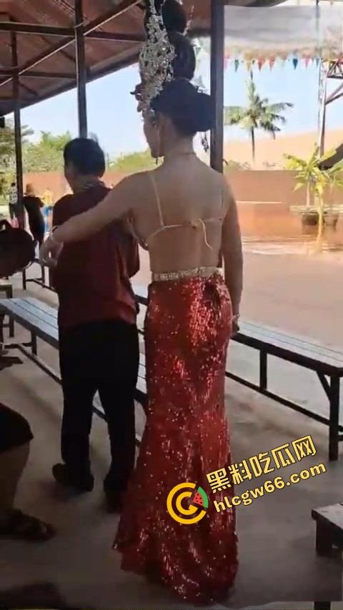 中国大爷街头撩人妖乱摸,乳大骚骚揉上瘾,结果鸡巴比自己还大,伸手一摸居然是吊炸天的霸王屌!-11