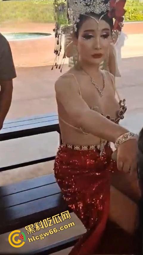 中国大爷街头撩人妖乱摸,乳大骚骚揉上瘾,结果鸡巴比自己还大,伸手一摸居然是吊炸天的霸王屌!-12