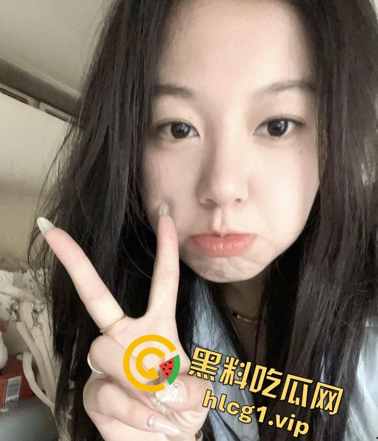 火车硬卧激情调教！女友当众玩弄自慰棒，场面劲爆让人屏息！-8