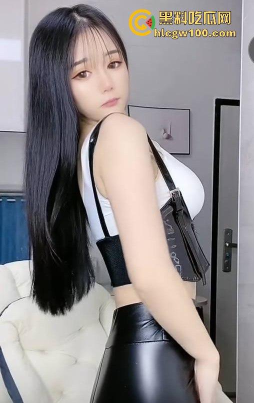 快手【药花姐姐】直播间公然玩自慰,白虎骚穴一览无遗不懂行的还傻傻的就只盯着快手看,主播真会玩!!-9